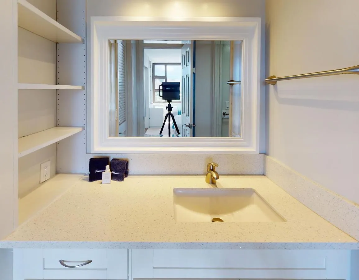Apartment Sleek & Modern 32Nd Floor Condo At The Waikiki Banyan - Free Parking! Condo Honolulu United States