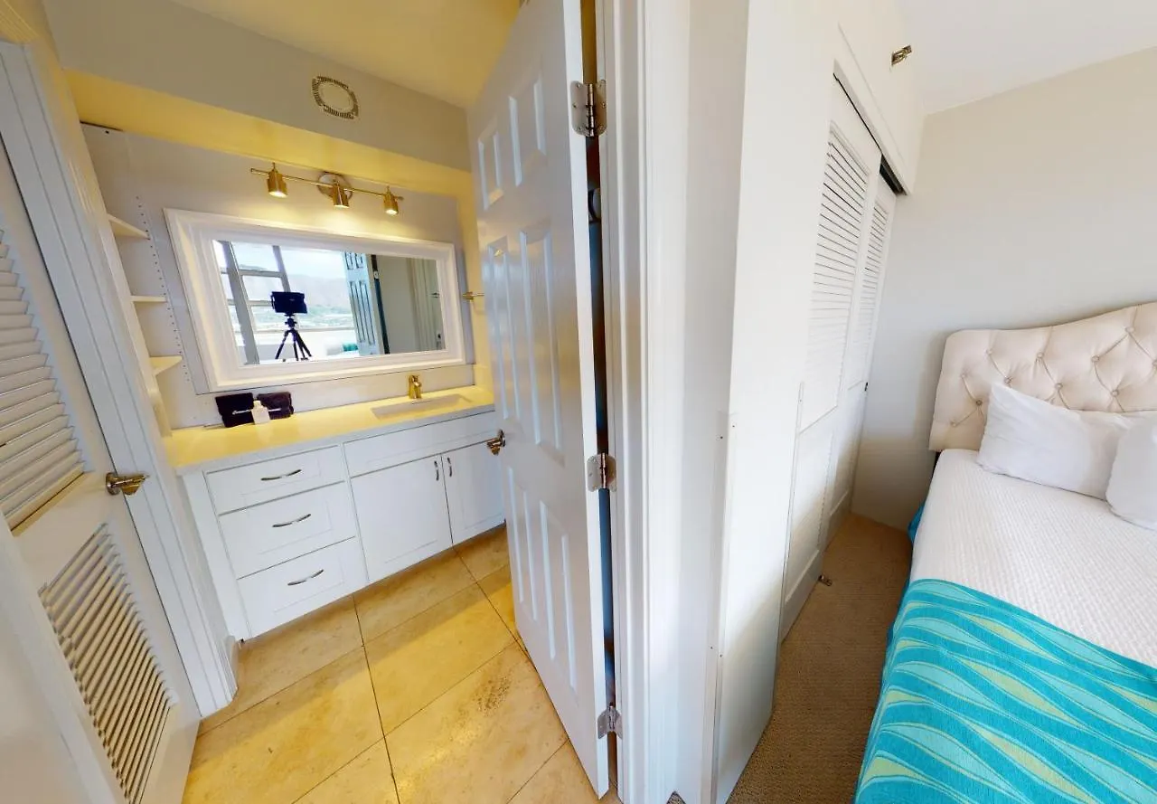 Sleek & Modern 32Nd Floor Condo At The Waikiki Banyan - Free Parking! Condo Honolulu