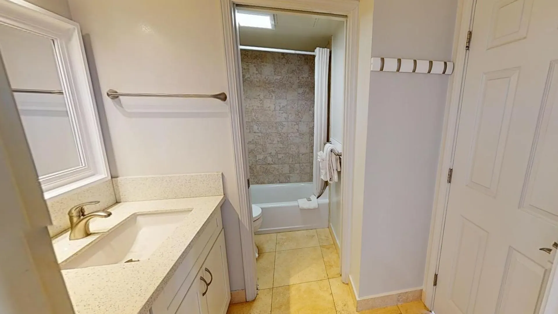 Apartment Sleek & Modern 32Nd Floor Condo At The Waikiki Banyan - Free Parking! Condo Honolulu United States