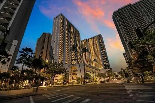 Sleek & Modern 32Nd Floor Condo At The Waikiki Banyan - Free Parking! Condo Honolulu Apartment