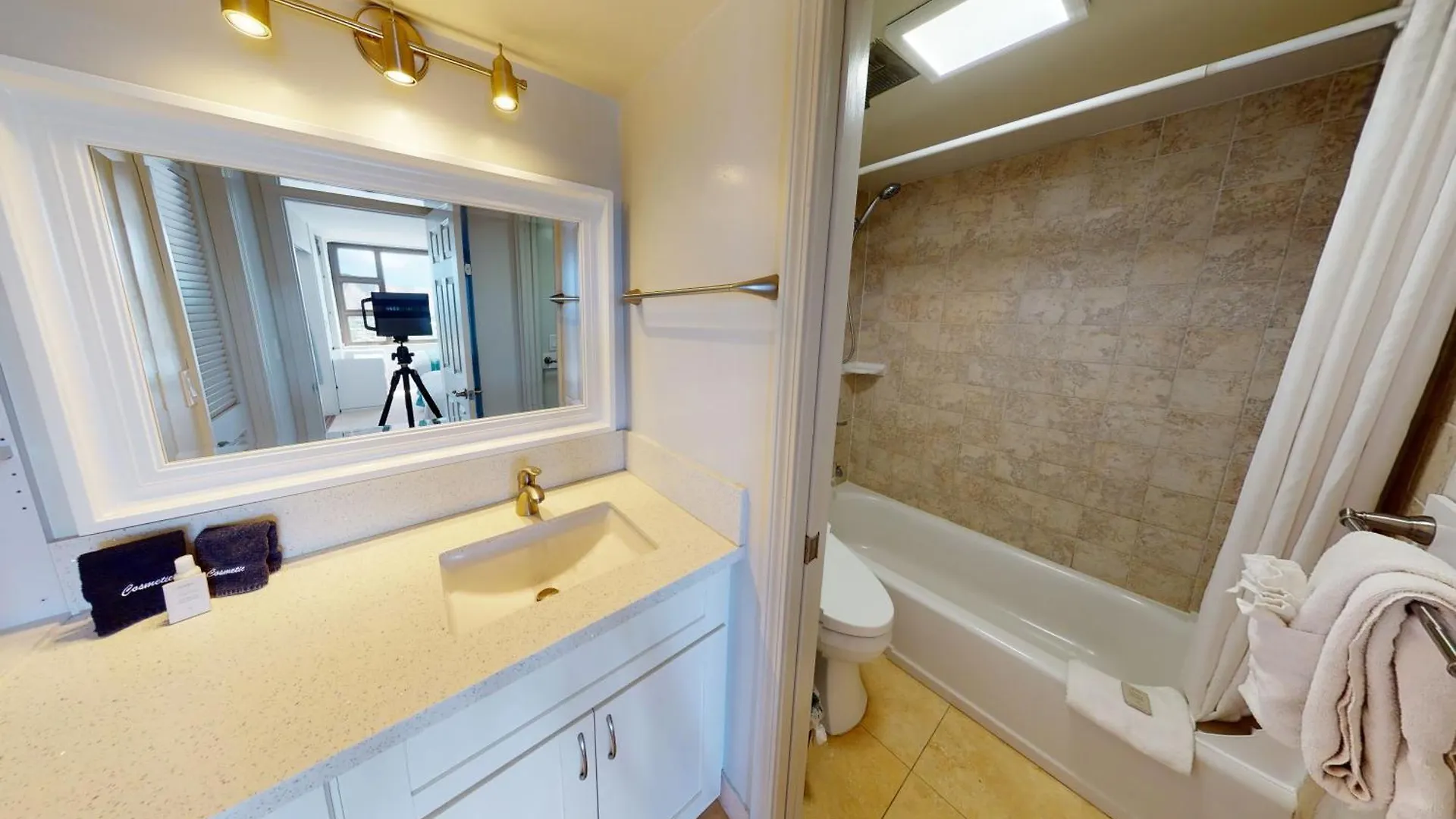 Sleek & Modern 32Nd Floor Condo At The Waikiki Banyan - Free Parking! Condo Honolulu United States
